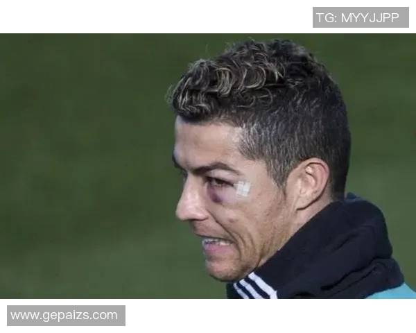 足球明星比赛中眉骨受伤紧急缝针现场直击球迷心痛不已