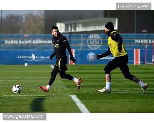 足球明星的独特魅力与球场风采让人联想到他们的脑袋像足球一样圆润可爱